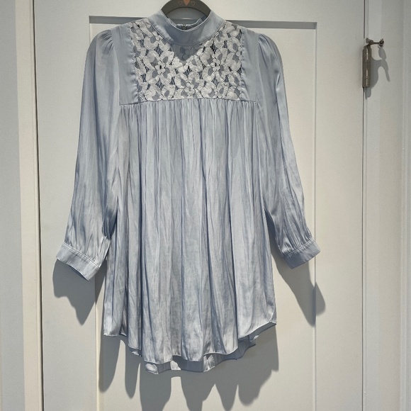 Elegant Classy Blue Women's Top - Picture 1 of 4